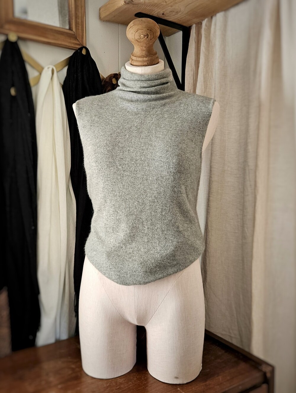 Sleeveless Turtleneck Cashmere Sweater Light Grey Large